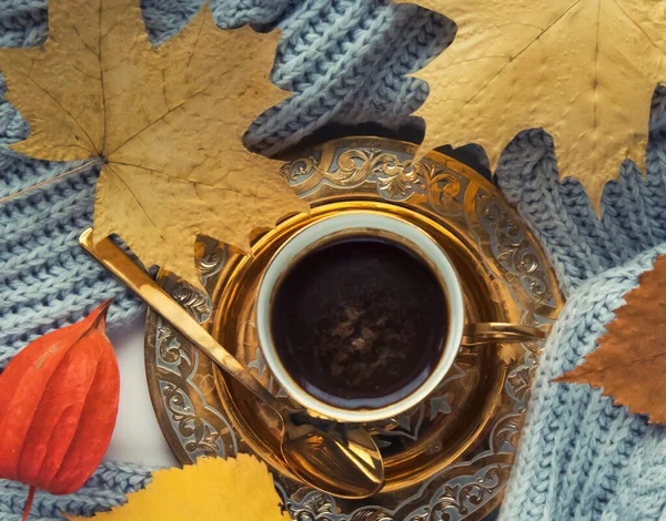 Gouden Koffiekop Herfst Bladeren Grijze Gebreide Trui Achtergrond Bovenaanzicht Late — Stockfoto