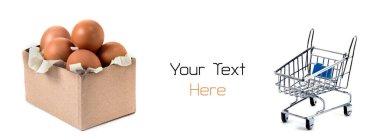 Beyaz arka plan, alışveriş ve yiyecek alımları kavramına izole edilmiş yumurta ve boş mini araba dolu bir kutu. 