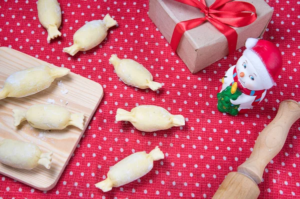 Weihnachtsessen Kochen Zubereitung Italienische Ravioli Hausgemacht Diy Topview Roter Hintergrund — Stockfoto