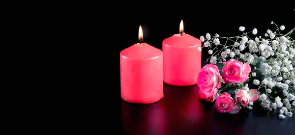 Candele Rosse Ardenti Fiori Bianchi Biglietto Auguri Sfondo Nero Amore — Foto Stock