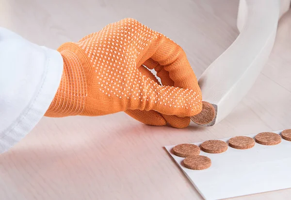 Sandalye ahşap bacaklarına el pedi yapıştırıyorum. Patinaj önleyici pedin tahta mobilya bacağına takıldığını hissetti. Sandalye ve kanepe koruyucusu