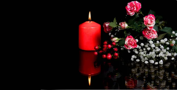Piros Égő Gyertyák Vörös Fehér Virágok Bogyók Üdvözlőkártya Fekete Háttérrel — Stock Fotó