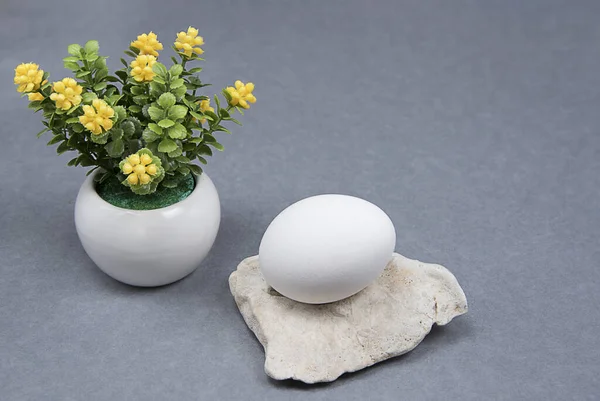Paskalya Yumurtaları Gri Arka Planda Alışveriş Arabası 2021 Yılının Renkleri — Stok fotoğraf