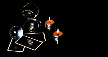 Gece karanlığında tarot kartları, mum, yüzük ve ayna olan sihirli Noel seansları. Esrarengiz Noel falcısı. Sihirli atmosfer. 