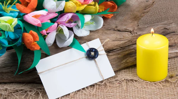 Kağıt Lale Yapımı Çiçekler Sarı Mum Doğal Ahşap Çuval Bezi — Stok fotoğraf