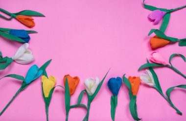 Sevgililer Günü 'nün pembe arka planında lale çiçekli bir çerçeve. Bahar bayrağı. Mutlu kadınlar günü. Kopyalama alanı, düz alan. 