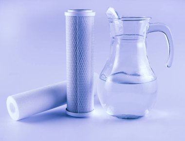 Su arıtma fişeği ve temiz su. Su filtreleme RO (ters osmoz) için kartuş zarı