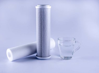 Su arıtma fişeği ve temiz su. Su filtreleme RO (ters osmoz) için kartuş zarı
