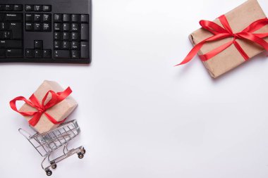 Düz klavye kolajı, alışveriş arabasında kart sahibi ve beyaz arka planda izole hediye kutuları vardı. İnternetten hediye al. Metin için alanı kopyala