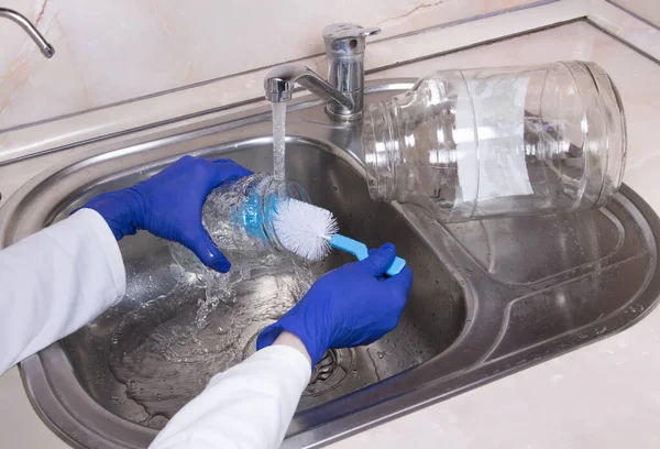 Mãos Mulher Com Luvas Laranja Limpeza Esgoto Água Torneira Cozinha — Fotografia de Stock