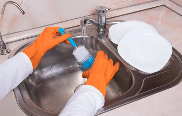 Mãos Femininas Com Luvas Laranja Lavando Jarro Vidro Torneira Cozinha — Fotografia de Stock