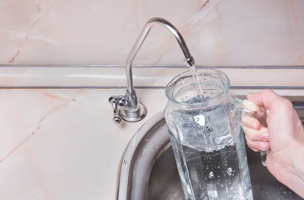 Наливание Фильтрованной Воды Стеклянный Кувшин Фильтра Воды Крупный План Раковины — стоковое фото