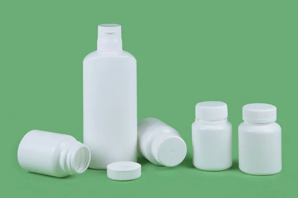Συσκευασία Βιταμινών Μακιγιάρεται Στο Πράσινο Φόντο Πλαστικό Βάζο Συμπληρωμάτων Δοχείο — Φωτογραφία Αρχείου