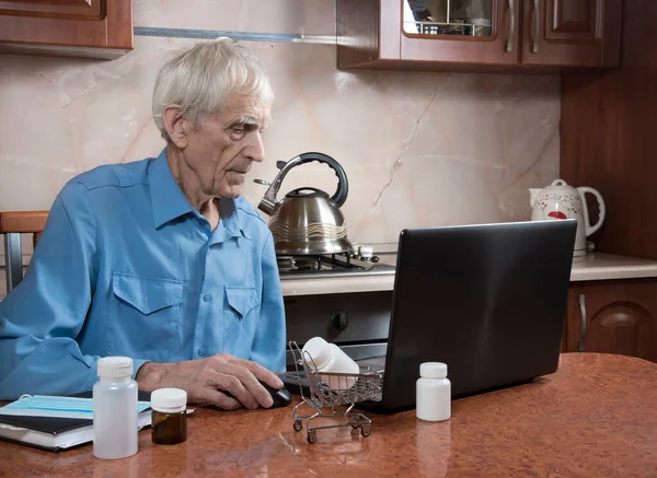 Mutfaktaki Masada Dizüstü Bilgisayar Kullanan Yaşlı Bir Adam Üst Düzey — Stok fotoğraf