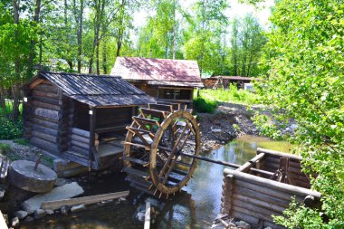 Yaz günü nehirde su değirmeni çarkı. Sürdürülebilir enerji ve su gücü geleneksel makineleri
