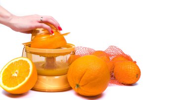 Kesme tahtasında bıçak ve doğranmış lahana, çuval bezi arka plan, üst manzara