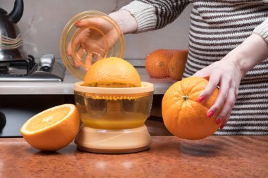 Kesme tahtasında bıçak ve doğranmış lahana, çuval bezi arka plan, üst manzara