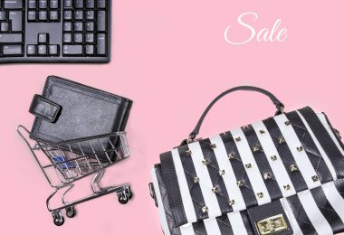 Düz klavye kolajı, kadın çizgili çanta, pembe arka planda izole edilmiş alışveriş arabasındaki kart sahibi. İnternetten internet konsepti al.