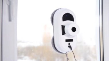 Ev yapımı elektrikli süpürge robotu odada cam yıkıyor. Pencereleri temizlemek için evde robot asistan