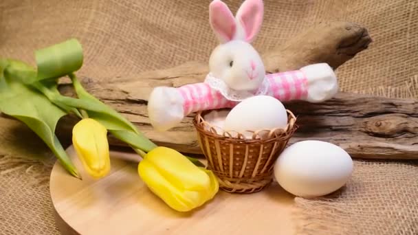 Paskalya Tavşanı Sepette Yumurtalar Ahşap Arka Planda Sarı Bahar Lale — Stok video