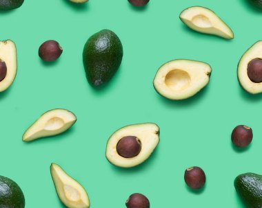 Avokado pürüzsüz desen. Avokado, avacado parçaları ve tohumlardan oluşan düz bir yer. Yeşil arka planda izole edilmiş avokado parçalarından yapılmış arkaplan.