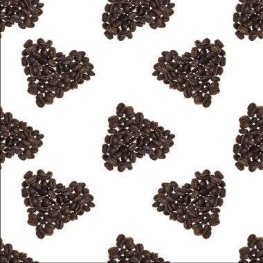 Kalbe benzeyen kahve çekirdekleri beyaz arka planda izole edilmiş. Kahveye bayılırım. Makro. Üst görünüm, yakın plan