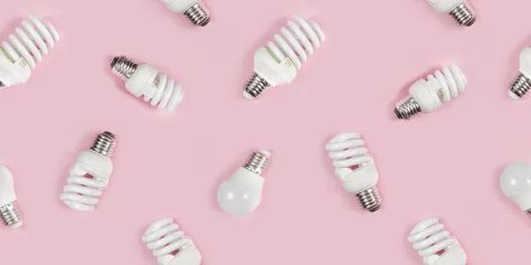 Kusursuz desenli LED ampuller pembe arka plan minimal tarzı. Kavramsal şablonda enerji tasarrufu ve çevre dostu yaşam.