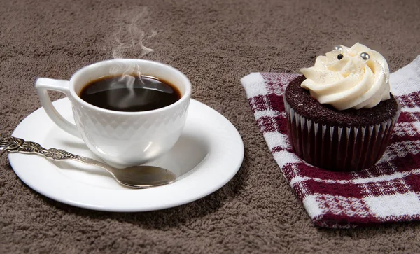 Dampende Witte Koffiekop Zelfgemaakte Cupcake Bruine Stof Achtergrond Zelfgemaakte Taart — Stockfoto