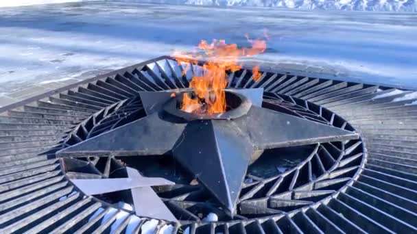 Monumento Con Llama Eterna Fuego Ardiente Estrella Símbolo Memoria Sobre — Vídeos de Stock