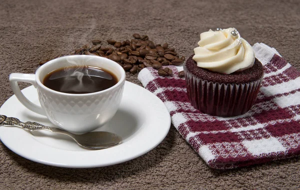 Stomen Witte Koffiekop Zelfgemaakte Cupcake Koffiebonen Bruine Stof Achtergrond Zelfgemaakte — Stockfoto