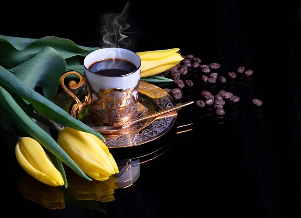 Stomen Gouden Koffiekop Gele Tulp Bloemen Koffiebonen Zwarte Achtergrond Met — Stockfoto