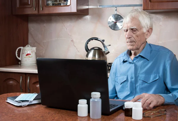 Mutfaktaki Masada Dizüstü Bilgisayar Kullanan Yaşlı Bir Adam Kıdemli Erkek — Stok fotoğraf