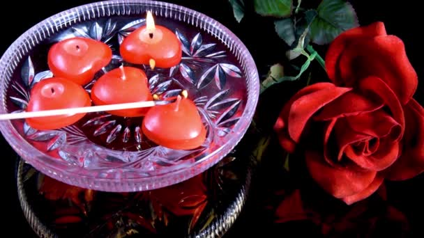 Rituale Magico Con Candele Rosse Galleggianti Una Ciotola Vetro Riempita — Video Stock