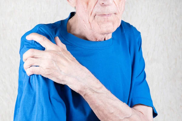 Älterer Mann Leidet Unter Schmerzen Brachium Männliche Hand Hält Schulter — Stockfoto