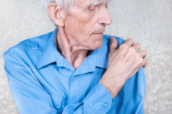 Älterer Mann Leidet Unter Schmerzen Brachium Männliche Hand Hält Schulter — Stockfoto