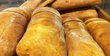 Fırında tezgahta satmak için ekmek somunlarını kapatın.