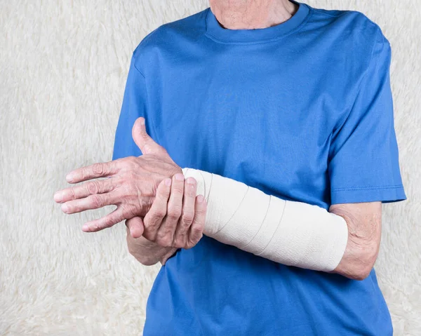 Männliche Hand Hält Handgelenk Mit Verband Älterer Mann Leidet Unter — Stockfoto