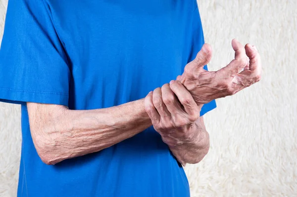 Männliche Hand Hält Handgelenk Älterer Mann Leidet Unter Schmerzen Der — Stockfoto