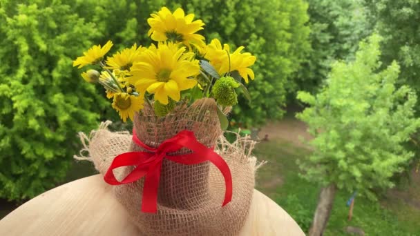 Flores Amarillas Mesa Madera Balcón Viento Moviendo Árboles Afuera Verano — Vídeo de stock