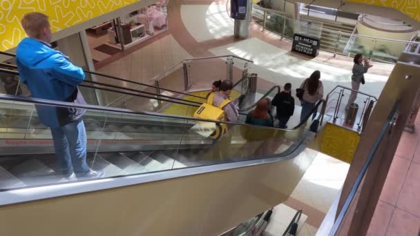 Mensen Roltrap Het Moderne Winkelcentrum Zomer Stad Dag Galerij Centrum — Stockvideo