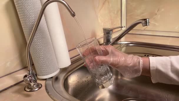 Nalévání Filtrované Vody Skla Vodního Filtru Detailní Záběr Dřezu Kohoutku — Stock video