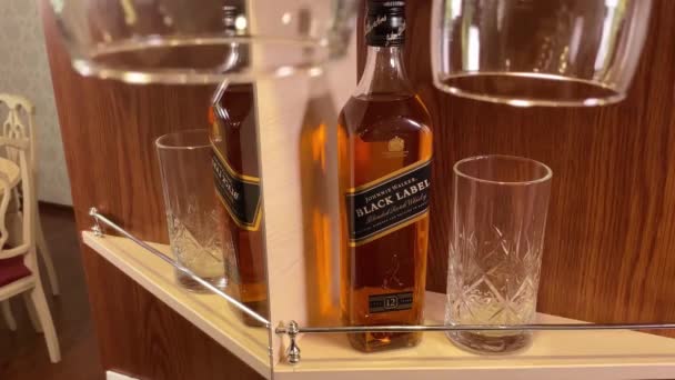 Botella Johnnie Walker Black Label Whisky Escocés Mezclado Estante Barra — Vídeo de stock