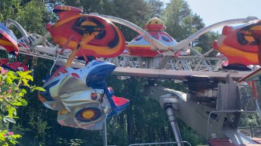 Eğlence parkında atlı karınca. Eski moda dinlenme alanı. Mutlu yaz günü