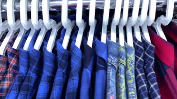 Hombres Camisas Cuadros Diferentes Colores Perchas Tienda — Vídeo de stock