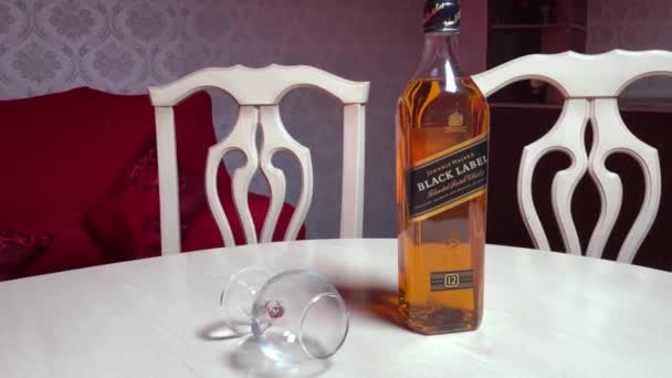Botella Johnnie Walker Black Label Whisky Escocés Mezclado Mesa Habitación — Vídeos de Stock