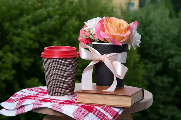 Boek Boeket Rozenbloemen Papieren Koffiebeker Met Stoom Houten Tafel Balkon — Stockfoto