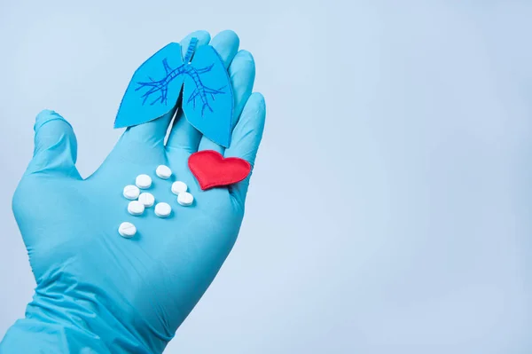 Papierowe Płuca Czerwone Serce Białe Tabletki Rękawiczce Lekarskiej Niebieskie Tło — Zdjęcie stockowe