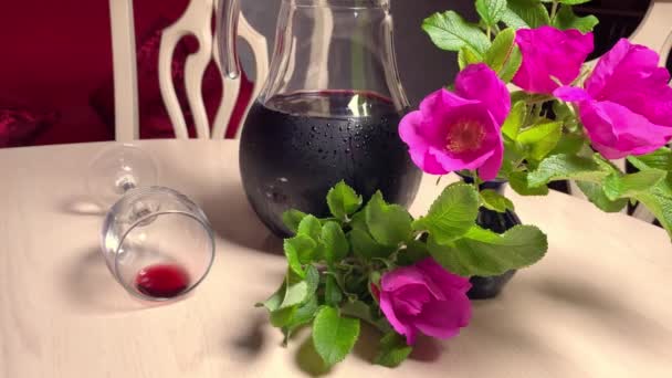 Vin Rouge Fait Maison Dans Une Cruche Verre Fleurs Verre — Video