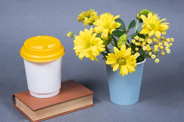 Желтые Цветы Белая Бумага Кофе Чашки Книги Сером Фоне — стоковое фото