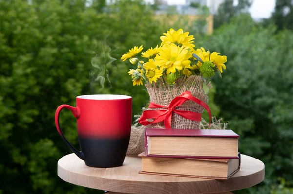 Zomer Scene Met Gele Bloemen Boek Witte Koffiekop Met Stoom — Stockfoto